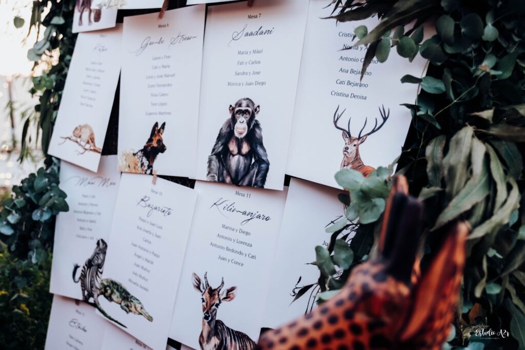 tarjetas con nombres de invitados/as