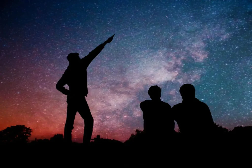 personas viendo las estrellas astroturismo